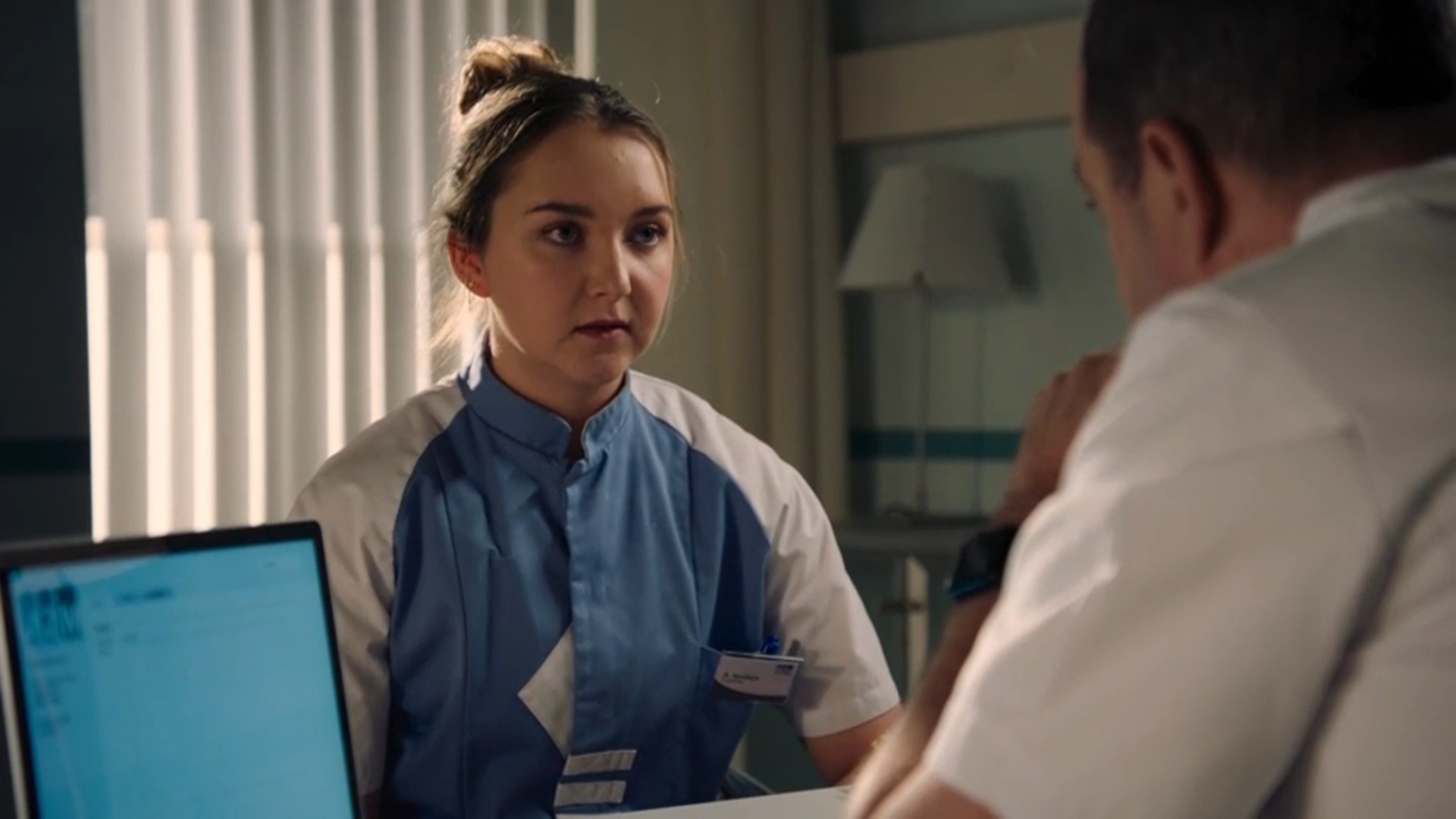 Demi liegt tegen Luuk over de vermiste pillen